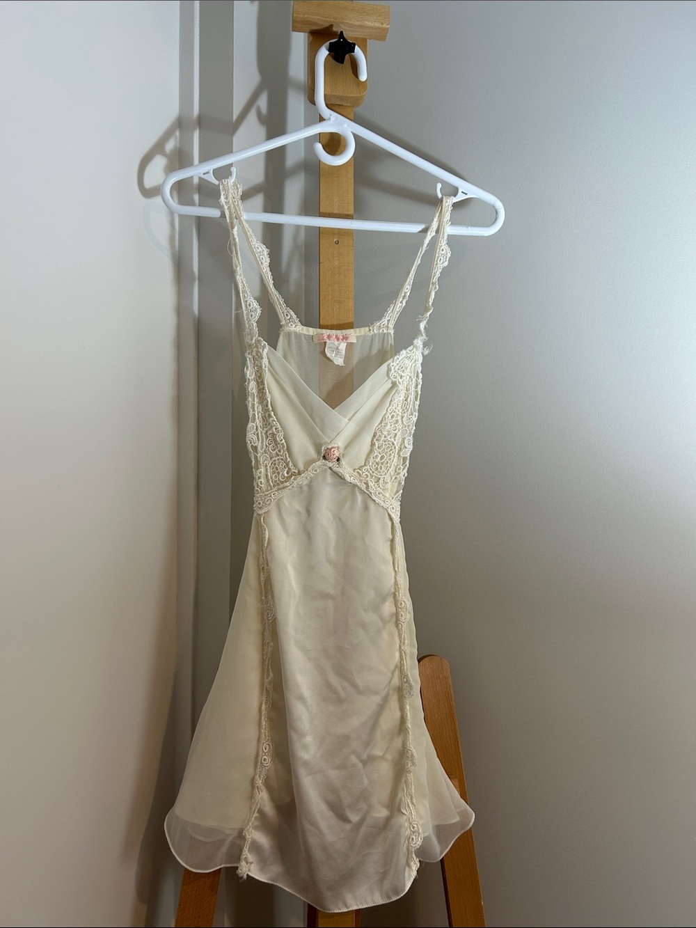VINTAGE 1990s LINGERIE Flora Nikrooz Ivory Satin Chemise with Rose Detail